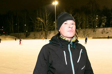”Kumppani harrastaa taitoluistelua ja minä höntsäilen jäällä. Käyn täällä 3–5 kertaa viikossa. Välillä hiihdän. Tampereella talviset ulkoilumahdollisuudet ovat hyvät”, Janne Mäki-Leppilampi tuumii.
