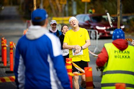 Tamperelainen Pekka Lampinen on osallistunut Pirkan hölkkään lähes kaksikymmentä kertaa ja sen lisäksi lähes sata kertaa puolimaratoneille ja yli kymmenen kertaa maratonille.
