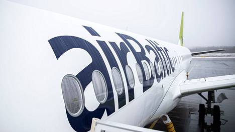 Lentoyhtiö Air Baltic aloittaa lennot Tampere-Pirkkalan kentältä Amsterdamiin kesäkuun alussa. Yhtiön kone kuvattiin Pirkkalassa joulukuussa 2021.