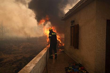 Vapaaehtoinen sammutti paloa Vateran kylässä Lesboksen saarella.