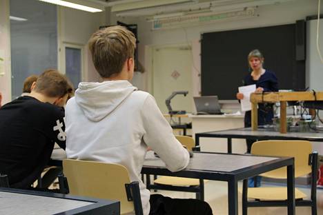 Pauliina Schiestl-Aalto piti oppituntia Juupajoen yhteiskoulun 9. luokalle.