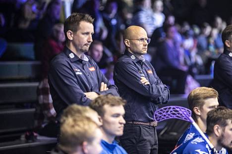 Classicin päävalmentaja Juha Kivilehdolla (oikealla) on mietittävää, miten viime kauden mestari saa puolustuksensa pitävämmäksi.