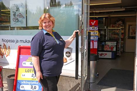 Jaana Nielikäinen oli maanantaina kioskin ovella aurinkoisissa tunnelmissa. 