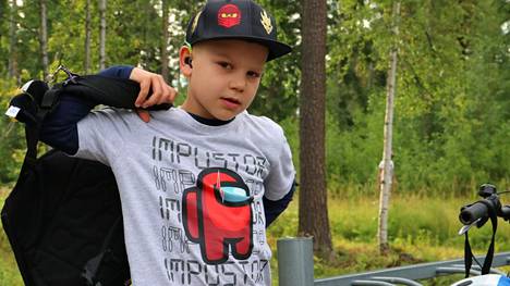 Topias Lindqvist aloitti ensimmäisen luokan Tikanmaan koulussa. Saakohan koulussa vielä leikkiä?