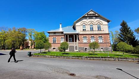 Seminaarin johtajan asunto- ja hallintorakennus on siirtymässä Rauman kaupungin omistukseen 1898. Myös kuvan vasemmassa laidassa puiden katveessa oleva Artika on kaupan kohteena. 