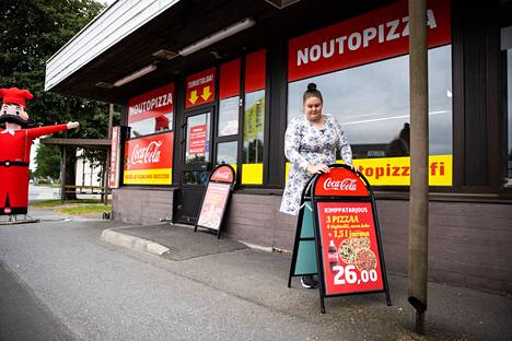 Porin Noutopizzan uusi yrittäjä Henna Erhomaa on käynyt ravintola- ja cateringalan perustutkinnon. Lisäksi hän on kouluttautunut lähihoitajaksi ja työskennellyt erityislasten parissa päiväkodissa.