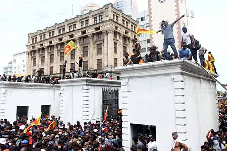 Mielenosoittajat valtasivat keskiviikkona presidentillisen palatsin.
