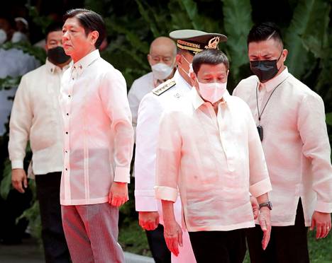 Filippiinien uusi presidentti Ferdinand Marcos Jr. (vas.) vannoi virkavalansa torstaina. Oikealla edellinen presidentti Rodrigo Duterte.