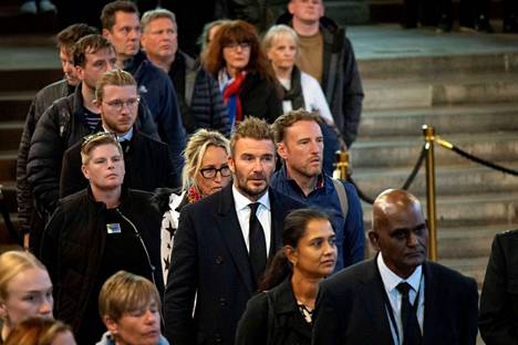 Jalkapallotähti David Beckham jonotti muiden tavoin 12 tuntia päästäkseen kuningatar Elisabetin arkulle.