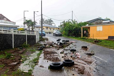 Fiona-myrsky teki lauantaina tuhojaan Ranskalle kuuluvalla Guadeloupen saarella. Myrsky on voimistunut hurrikaaniksi ja sen odotetaan voimistuvan edelleen.