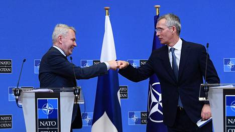 Ulkoministeri Pekka Haavisto (vihr.) ja Naton pääsihteeri Jens Stoltenberg kuvattiin yhteisessä tiedotustilaisuudessa Brysselissä 24. kesäkuuta. 