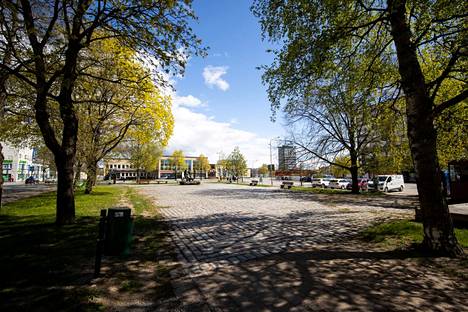 Porin Keskusaukion keskellä on Taiteen tammi -teos. Terho Sakin veistos paljastettiin Porin päivänä 1968. Arkistokuva.