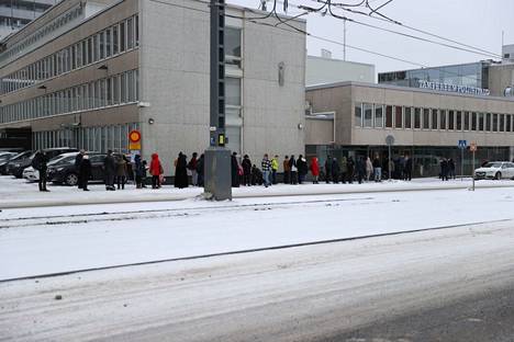 Jonot olivat pitkät Tampereen palvelupisteelle myös 8. maaliskuuta. 