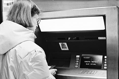 Vuosi 1987 oli läpimurtovuosi pankkikorttien käytössä. Silloin avattiin ahkerasti pankkiautomaatteja ympäri Suomen. Tämä automaatti avattiin Nakkilassa.