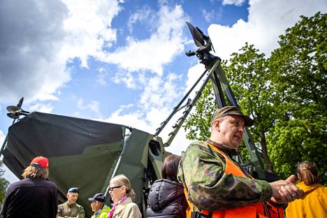 Everstiluutnantti Janne Rautakorpi esitteli Aamulehdellä Puolustusvoimien näyttelyn kalustoa. Taustalla lähivalvontatutka.