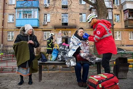 Kiovan pommituksessa loukkaantunut nainen saa hoitoa 18. maaliskuuta.