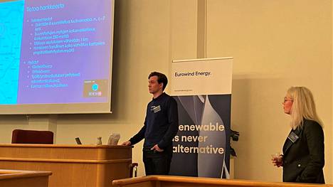 Oskar Hukkinen ja Tuuli Vapaavuori-Vartiainen esittelivät Eurowind Energia Oy:n Kolhon tuulipuistohanketta Mänttä-Vilppulan kaupungintalolla tiistai-iltana 7. helmikuuta.