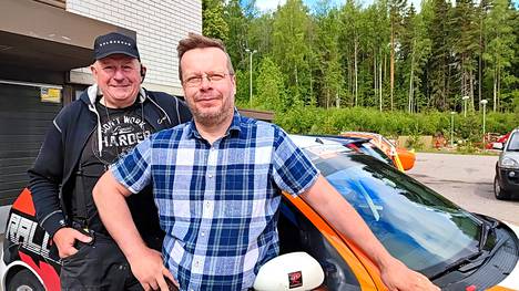 R-rallicupin kantavat voimat, turvallisuuspäällikkö Markku Hokkanen ja kilpailunjohtaja Marko Riihimäki valmistautuvat Multialla 10. kesäkuuta pidettävään osakilpailuun. Kilpailua on tekemässä laaja yhteistyökumppanien ja talkoolaisten joukko.