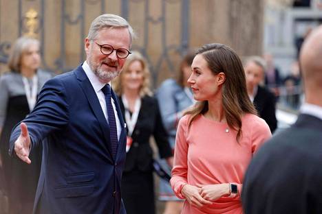 Suomea Prahassa järjestettävässä huippukokouksessa edustaa pääministeri Sanna Marin (sd). Kuvassa hänet toivottaa tervetulleeksi Tsekin pääministeri Petr Fiala.