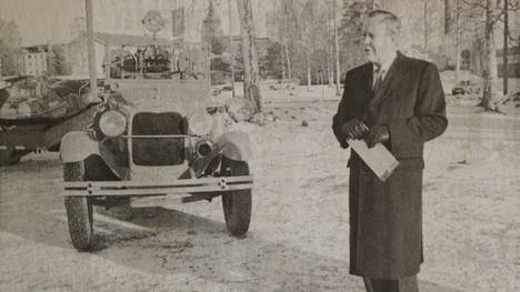 1 Vuorineuvos Gustaf Serlachius luovutti Metsä-Serla Oy:n puolesta vanhan Ford-paloauton VPK:lle. Luovutettuaan auton vuorineuvos halusi kokeilla kuinka auto lähtee käyntiin. Hetken moottorin hyrinää kuunneltuaan vuorineuvos heitti ykköstä silmään ja lähti yleisön yllätykseksi kokeilemaan autoa käytännössä.