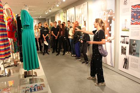 Nanso-Group Oy:n pääsuunnittelija Noora Niinikoski kertoi yläkoululaisille näyttelyssä pidetyllä historian ja yhteiskuntaopin tunnilla, mitkä arvot ja asiat Nansossa ovat pysyneet muuttumattomina sadan vuoden ajan. 