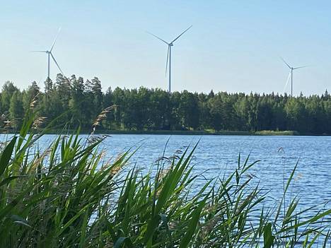 Toukokuun alussa alkanut kolmen tuulimyllyn pystytys Suodenniemen Kortekalliolle on saatu päätökseen. Vaikka myllyt eivät edusta tuulivoimarakentamisen massiivisinta aaltoa, ne näkyvät sopivissa maaston kohdissa muun muassa Suodenniemen keskustaan, Jyrmysjärven rannalle ja esimerkiksi Pori-Tampere-valtatielle Mouhijärvelle. Näiden tuulivoimaloiden siivet ulottuvat korkeimmillaan 230 metriin ja napakorkeus 155 metriin.