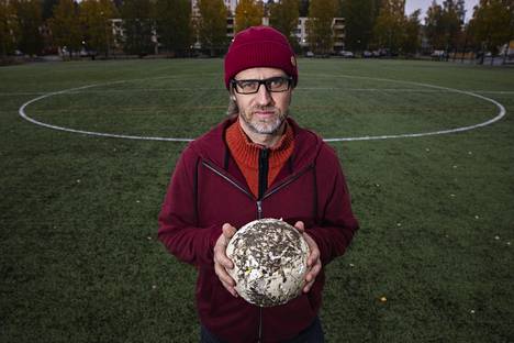51-vuotiaasta Sami Kolamosta on käytetty mediassa titteliä jalkapallotohtori. Virallisesti Kolamo on yhteiskuntatieteiden tohtori. Hän on kirjoittanut paljon jalkapallosta ja yhteiskunnasta.