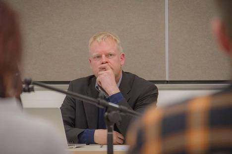 Jämijärven kunnanjohtaja Markus Ojakoski kuunteli tyynenä, kun Matti Peurala (kesk.) luki kunnanjohtajaa koskevan valtuustoaloitteen. 