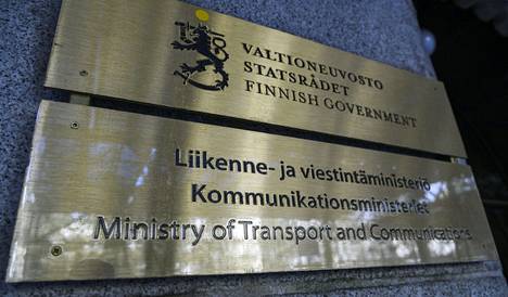 Liikenne- ja viestintäministeriö on perustanut ohjausryhmän selvittämään avaruustilannekeskuksen perustamista Suomeen. Ministeriön edustalla Helsingissä kuvattiin lokakuussa 2020.