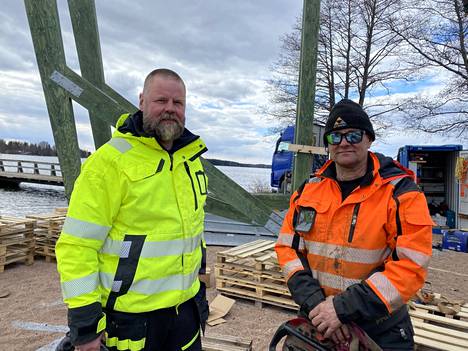 Perjantaina paikalla hyppytornin asennustöissä olivat hyppytornin toimittajan Reittitiimin Ville Schoultz ja yritykselle asennuksia alihankintana tekevä sastamalalainen Janne Lepistö.