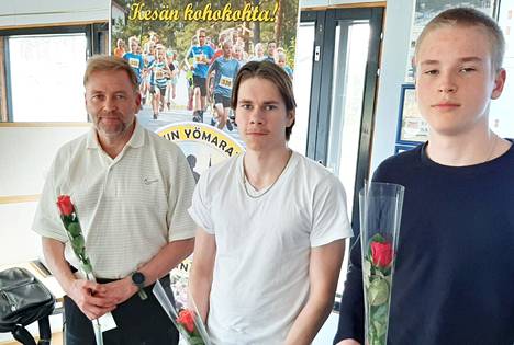 Hiihtokauden päätöksessä palkittiin SM-kultaa voittanut veteraanien viestijoukkue, jota edusti Timo Salminen (vas.), nuorten sarjalainen Onni Mäkelä ja hopeasompaaja Konsta Salminen.