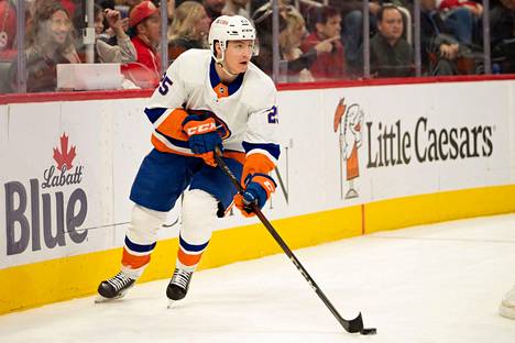 New York Islandersin Sebastian Aho (25) oli hurjassa iskussa Detroit Red Wingsiä vastan pelatussa ottelussa 4.12.2021.