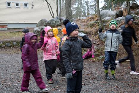 Viralan koulun 1–4.-luokkalaiset viettivät liikuntatuntia ulkona synkästä säästä huolimatta.