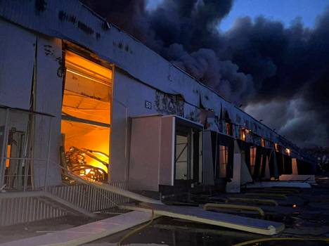 Pakkasvarasto paloi Kiovan liepeillä Venäjän pommitettua aluetta perjantaina. 