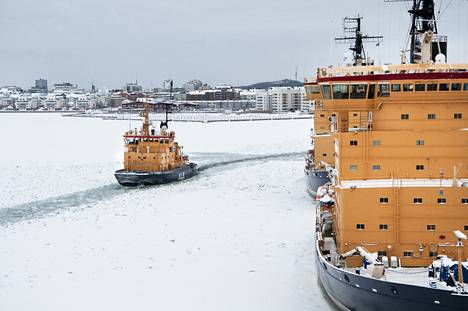 Suomessa rakennettu jäänmurtaja Atle lähdössä Luulajan satamasta.