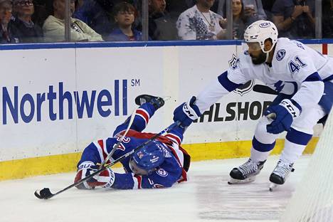 Jääkiekon NHL:ssä New York Rangersin kotivoittojen putki katkesi Tampa Bay Lightningin viedessä itälohkon loppuottelusarjan viidennen pelin lukemin 3–1.