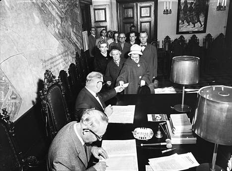Vuoden 1960 kunnallisvaaleissa äänestettiin valtuuston istuntosalissa Porin raatihuoneella.