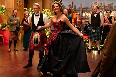 Menestyskirjailija Sophie Brown (Brooke Shields) ja linnan omistaja (Cary Elwes) tanssivat joulua Linna jouluksi -elokuvassa.