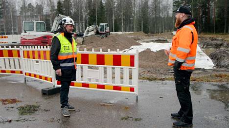 Mänttä-Vilppulan kaupungin infrapalvelupäällikkö Arto Myllylä (vasemmalla) ja pumptrack- ja skeittialueen pääurakoitsija We Build Parks Finlandin maajohtaja Jarno Lehmuslehti kävivät katsomassa rata-aluetta paikan päällä.
