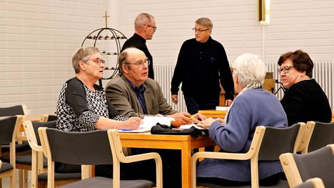 Kirkkoneuvoston varapuheenjohtaja Hannu Heikola (toinen vasemmalta) vaatii neuvoston puheenjohtajan vaihtamista.