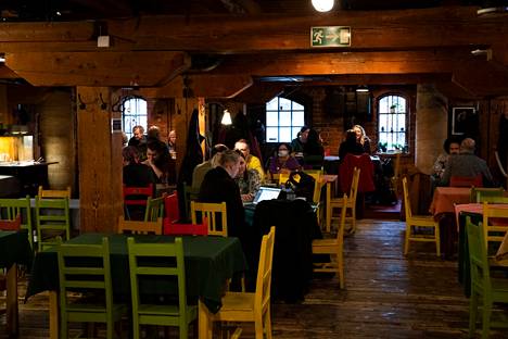 Hallituksen koronaministerit pohtivat ravintolasulkua perjantaina. Neuvottelut jäivät lyhyiksi torstaina. Kuva on otettu Tampereen Telakka-ravintolassa marraskuussa 2021.