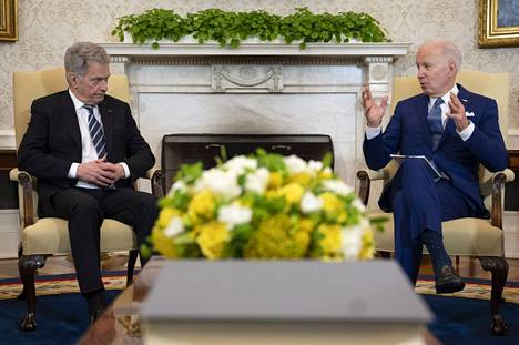 Presidentit Sauli Niinistö ja Joe Biden aloittivat tapaamisensa lyhyillä puheilla medialle perjantai-iltana Suomen aikaa. Kumpikin korosti yhteistyön ja pitkien hyvin välien merkitystä. Sama jatkui Niinistön kommenteissa tapaamisen jälkeen. Suomi ja Yhdysvallat tiivistävät yhteistyötään vastedeskin.