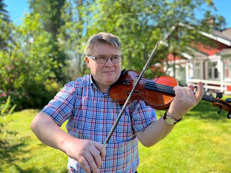 Jonas Hirvelä on toiminut muusikkona ja musiikin opettajana puolet elämästään. Hän arvelee, että ensimmäinen oma juttu viiteen vuoteen tuo jotain uutta myös opettamiseen. 