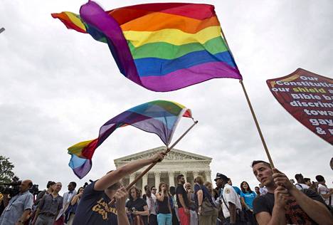 Samaa sukupuolta olevien avioliittoja tukevat mielenosoittajat heiluttivat sateenkaarilippuja Washingtonissa kesällä 2015. Samaa sukupuolta olevien avioliitot laillistettiin Yhdysvalloissa samana vuonna. 