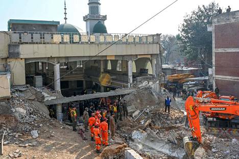 Räjähdyksen uhrien etsimistä jatkettiin tiistaina Peshawarissa.