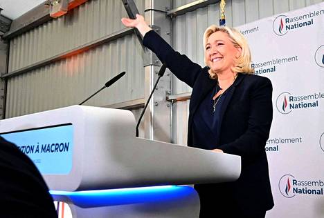 Äärioikeistolainen Kansallinen liittouman Marine Le Pen puhui kannattajilleen, kun sunnuntain ensimmäiset vaalitulokset olivat tulleet. Huhtikuussa Le Pen hävisi Ranskan presidentinvaalit Emmanuel Macronille.
