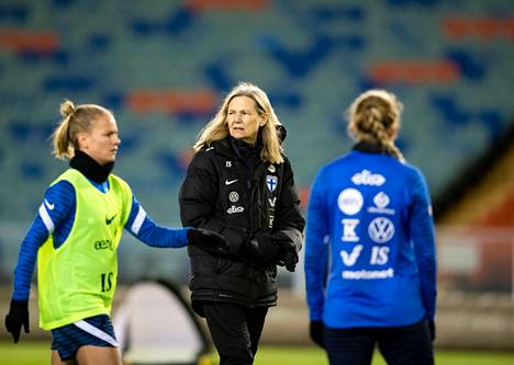 Suomen maajoukkue harjoitteli Anna Signeulin valvovan silmän alla Göteborgissa ennen MM-karsintaottelua.