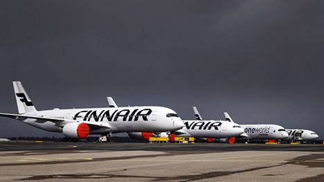Finnairin koneita Helsinki-Vantaan lentokentällä Vantaalla 14. huhtikuuta 2020.