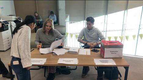Lukion opiskelija Meri Haimilahti äänestämässä. Vaalitoimitsijoina Saana Uusi-Rauva ja Leevi Latsa.