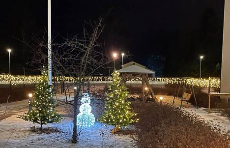Janette Väisänen ja Laura Kemppainen Hämeenlinnan Clas Ohlsonilta laittoivat Kyterinhovin pihaa talvikuntoon.